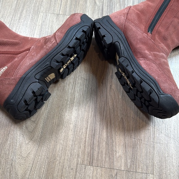 Sorel Red Suede Winter Boots with Cream Lining - Picture 11 of 13